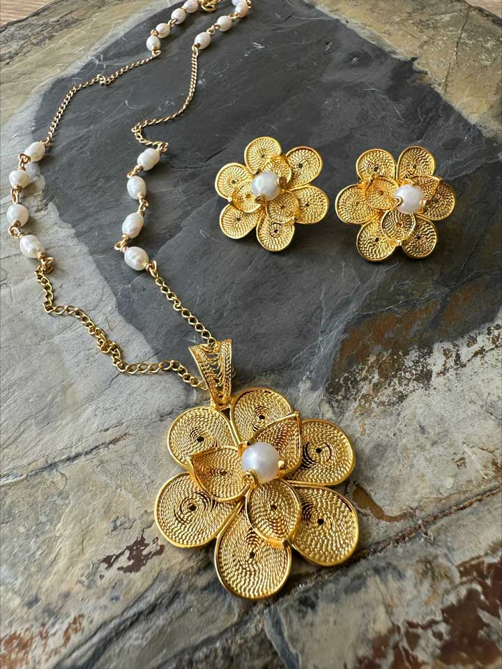 COLLAR FLOR FILIGRANA ANUDADO PERLA1